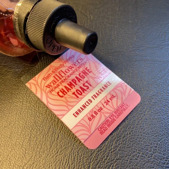 🆕 🥂 CHAMPAGNE TOAST - Candle & 6 Wallflowers Bundle Bath & Body Works Refills - Picture 4 of 15